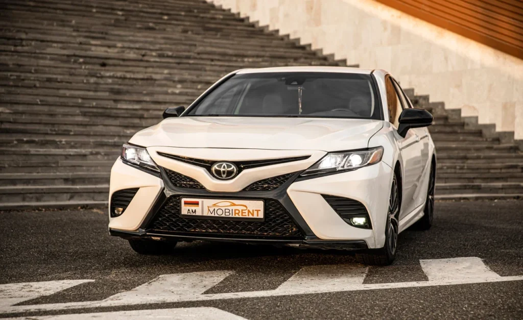Toyota Camry 2018 — լուսանկար 1