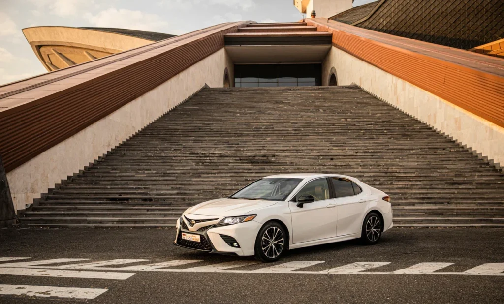 Toyota Camry 2018 — լուսանկար 2